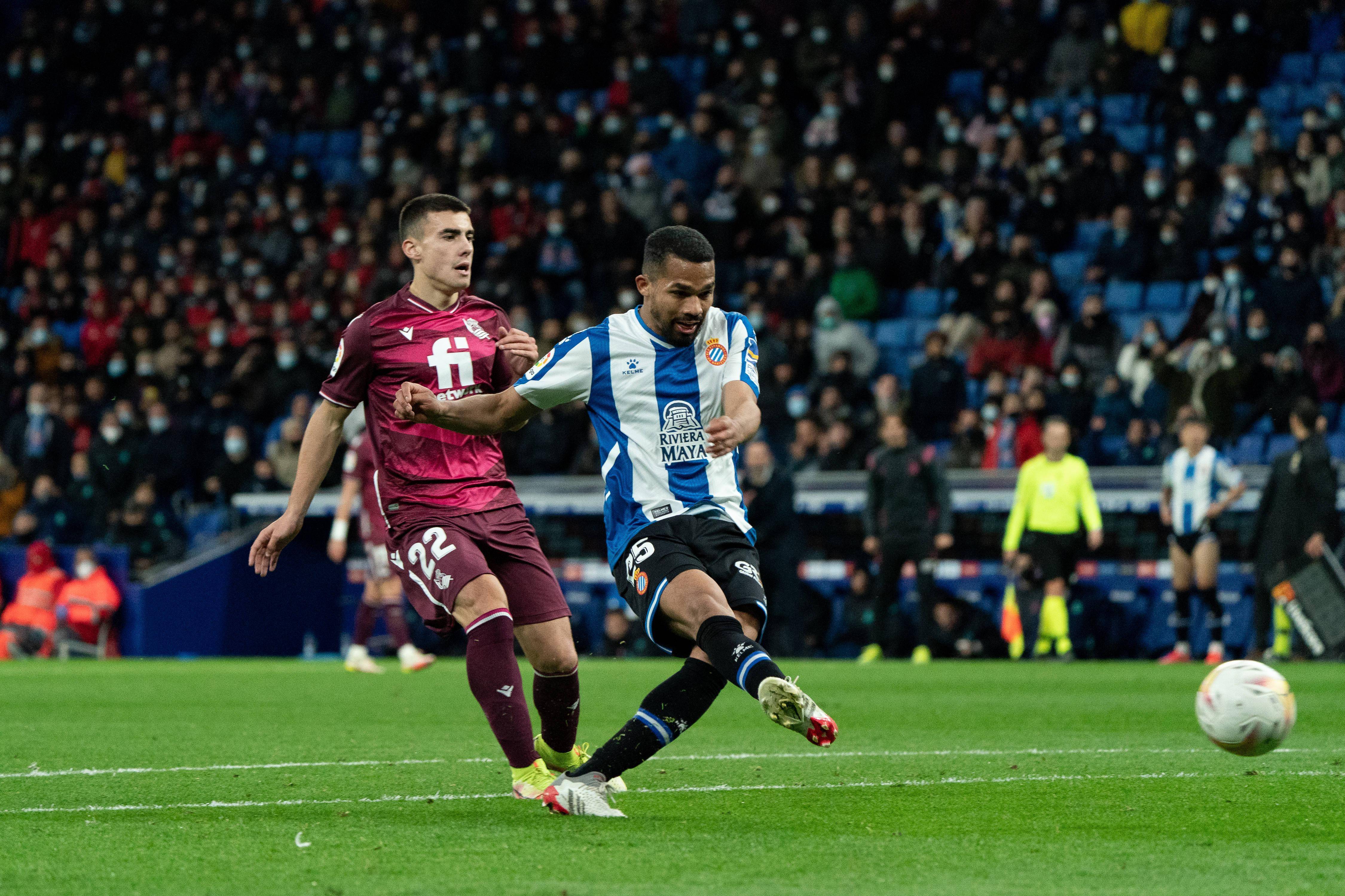 关于法兰克福围绕中超调整名单集结日皇家社会临场应变，这操作让人直呼：国际比赛日巴塞罗那备战法国杯的信息