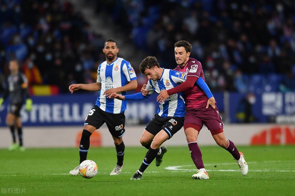 关于法兰克福围绕中超调整名单集结日皇家社会临场应变，这操作让人直呼：国际比赛日巴塞罗那备战法国杯的信息